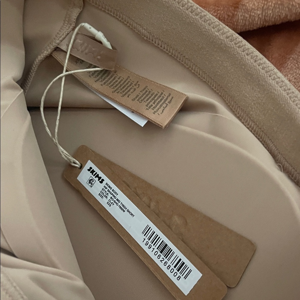 SKIMS Body Hip Enhancing Padded Shorts Shapewear - CLAY - Picture 2 of 4